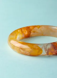 Dettaglio macro di un bracciale in cristallo fantasma giallo naturale e chiaro