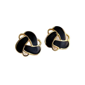 Orecchini a perno geometrici vintage dorati con raffinato design a fiore in smalto nero