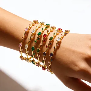 Eleganti bracciali a foglia di tulipano placcati in oro con pietre di zircone colorate.