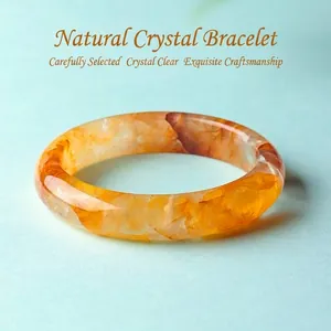 Elegante bracciale rigido in quarzo naturale giallo con finitura traslucida e texture