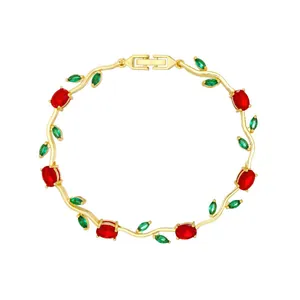 Dettaglio di un lussuoso bracciale a tulipano dorato con boccioli rossi e foglie verdi