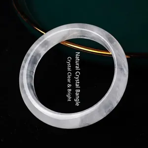 Elegante bracciale rigido in cristallo fantasma bianco naturale con alta traslucenza.
