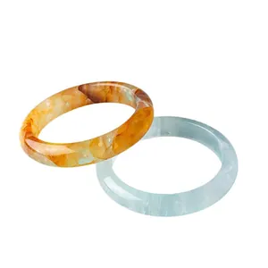 Bracciali in quarzo fantasma naturale e quarzo fiore giallo per donne su fondo bianco