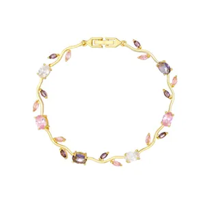 Vista dettagliata di questo bracciale a vite dorata con zirconi colorati taglio marquise.