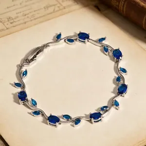 Vista dettagliata di un bracciale di lusso vintage a foglia di tulipano con pietre di zircone blu