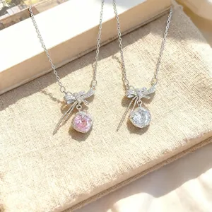 Collier nœud élégant avec pendentif en zircon cubique carré étincelant pour un look doux