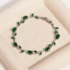 Dettaglio di un bracciale vintage di lusso con zirconi verdi a forma di bocciolo di tulipano