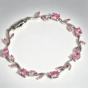 Dettaglio di un elegante bracciale a tulipano con pietre di zircone rosa scintillanti