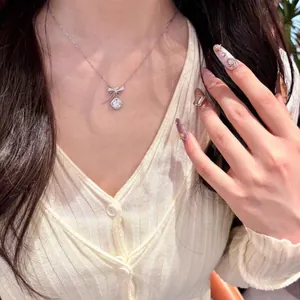 Gros plan d'un collier élégant avec pendentif nœud et zircon carré sur mannequin