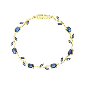 Dettaglio del bracciale vintage foglia di tulipano con zirconi blu.