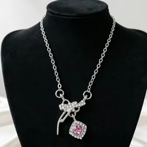 Collier Pendentif Nœud Papillon Zirconia Carré pour Femmes Alliage de Zinc Strass Chaîne de Clavicule Bijoux Cadeau de Valentin