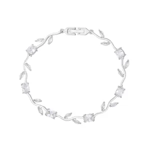 Dettaglio macro di un elegante bracciale a vite in argento con foglie di zirconi chiari