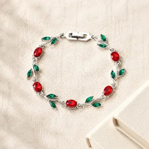Vista dettagliata del bracciale a tulipano in argento con cristalli rossi e verdi