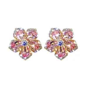 Detailaufnahme exquisiter Ohrstecker mit rosa Blütenblättern aus Zirkon und blauem Mittelstein