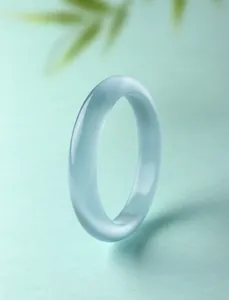 Gedetailleerde weergave van een lichtblauwe kattenoogsteen armband, elegant