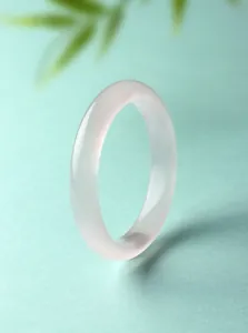 Detail van doorschijnende witte maansteen armband voor elegant geschenk voor dames