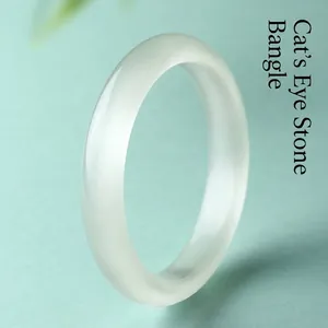 Transparante witte kattenoog steen armband met zijdeachtige maanlicht glans