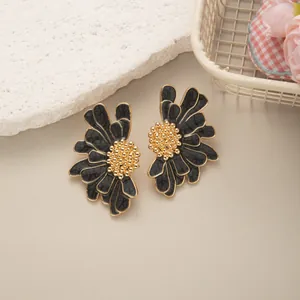 Orecchini a perno vintage stile francese con design a margherita in nero e oro elegante