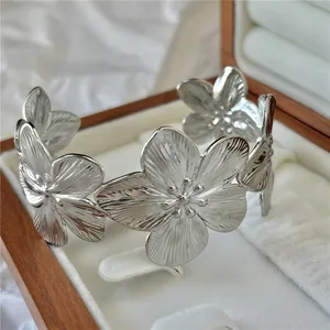 Elegante bracciale rigido a fiori color argento con design aperto regolabile per donna