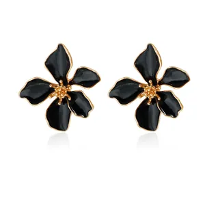 Eleganti orecchini a lobo a forma di fiore in smalto nero e oro per uno stile sofisticato