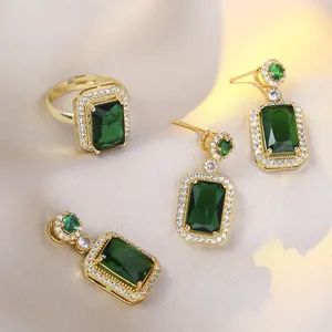 Set di gioielli vintage in cristallo verde smeraldo con anello, orecchini e ciondolo quadrato