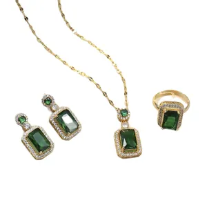 Set di gioielli vintage in cristallo verde smeraldo con collana dorata orecchini e anello