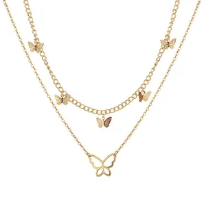 Primo piano di un'elegante collana a due strati color oro con ciondoli a farfalla dorati.