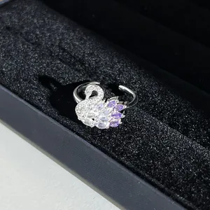 Bague cygne élégante avec cristaux violets et blancs dans un coffret cadeau noir.