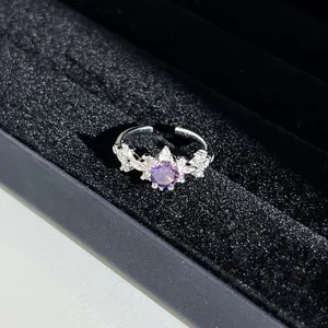 Gros plan d'une bague en cristal violet avec un motif d'ailes de papillon