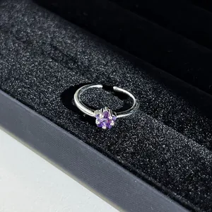 Gros plan détaillé d'une bague en argent avec une pierre précieuse violette en étoile