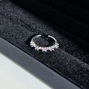 Gros plan détaillé d'une bague en argent ajustable avec des gemmes violettes