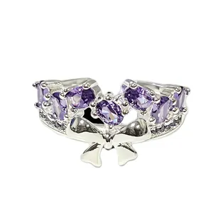 Vue détaillée d'une bague avec nœud argenté sertie de pierres ovales violettes.