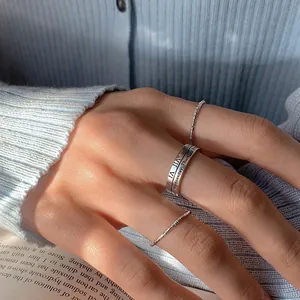 Nahaufnahme von Vintage-Ringen aus Thai-Silber mit römischen Ziffern Gravur