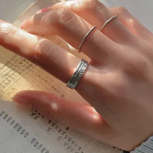 Detailansicht von 925 Sterling Silber Vintage Ringen mit römischen Zifferngravuren.