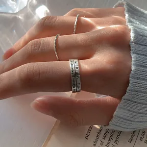Nahaufnahme von einem 925er Sterlingsilberring mit römischen Ziffern am Finger getragen