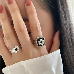 Vue macro d'une bague vintage en argent 925 avec un motif délicat de fleur en perle