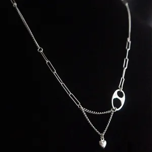Detailaufnahme einer 925er Sterling Silber Kette mit Herzanhänger und Schweinenasen-Glied