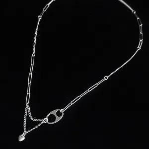 Nahaufnahme der Vintage 925 Sterling Silber Halskette mit Herzanhänger und Schweinenase