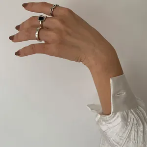 Detailansicht eines quadratischen Rings aus Sterlingsilber mit schwarzem Achat an der Hand