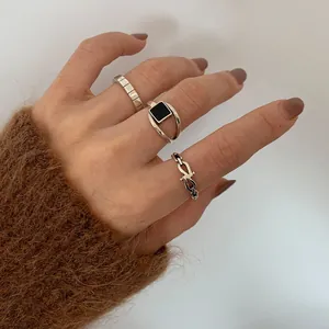 Detailaufnahme von s925 Sterling Silber Ringen mit schwarzem Onyx an einer Hand.