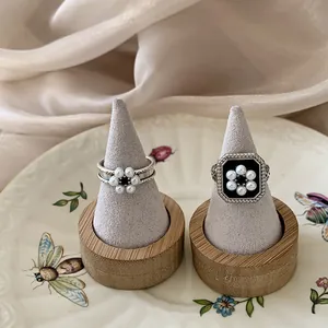 Gros plan de deux bagues vintage en argent 925 avec d'élégants motifs de fleurs en perles