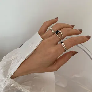 Detailansicht von s925 Sterlingsilberringen mit schwarzem Achat auf einem Seidenhemd