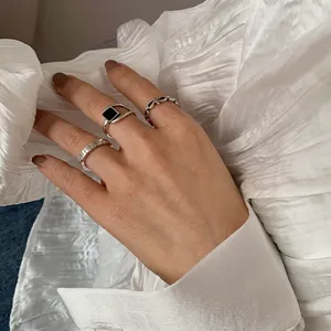 Nahaufnahme von S925 Sterlingsilber Ringen mit schwarzem Achat auf der Hand eines Modells.