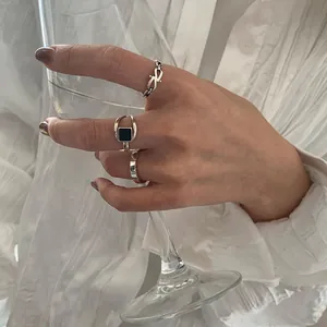 Detailaufnahme von minimalistischen S925 Sterling Silber Ringen mit schwarzem Onyx
