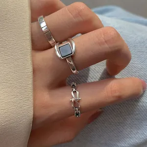 Nahaufnahme von eleganten S925-Sterlingsilberringen mit schwarzem Achat am Finger