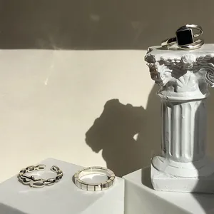 Detailansicht von S925-Silberringen mit schwarzem Achat auf einem klassischen Sockel
