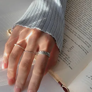 Detailaufnahme von 925er Sterling Silber Ringen mit römischen Ziffern und Wochentagen
