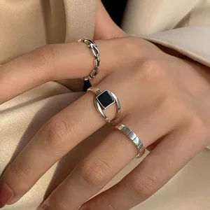 Detailansicht von S925 Sterling Silber Ringen mit schwarzem Achat Quadrat auf Hand