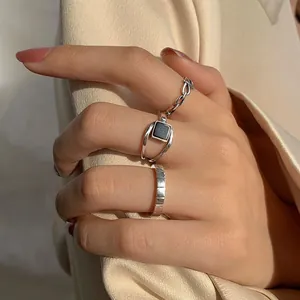 Detailansicht von s925 Sterlingsilber Ringen mit schwarzem Achat auf weiblicher Hand