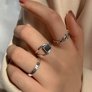 Detaillierte Nahaufnahme von S925 Sterlingsilber Ringen mit schwarzem Achat am Finger